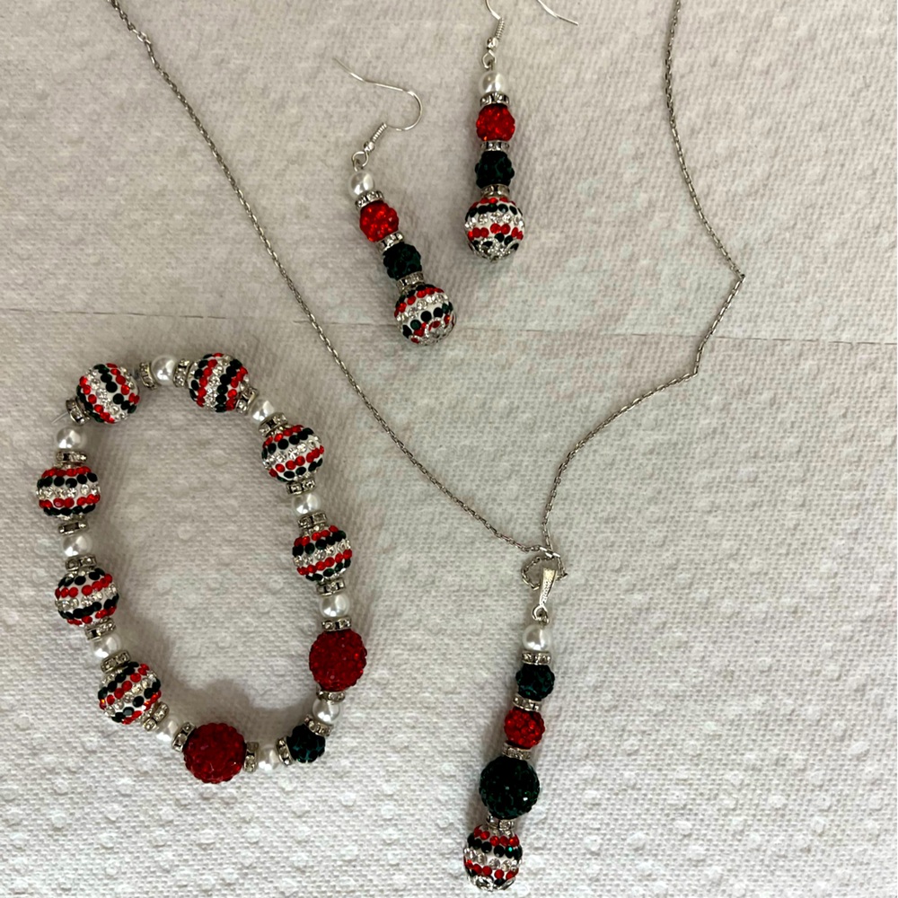 Love sparkle? Custom made Red, Green and Pearl jewelry set! Christmas accessory!